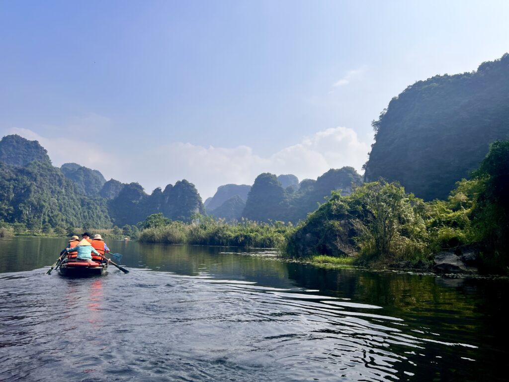 Bootsfahrt durch Trang An, Vietnam Rundreise